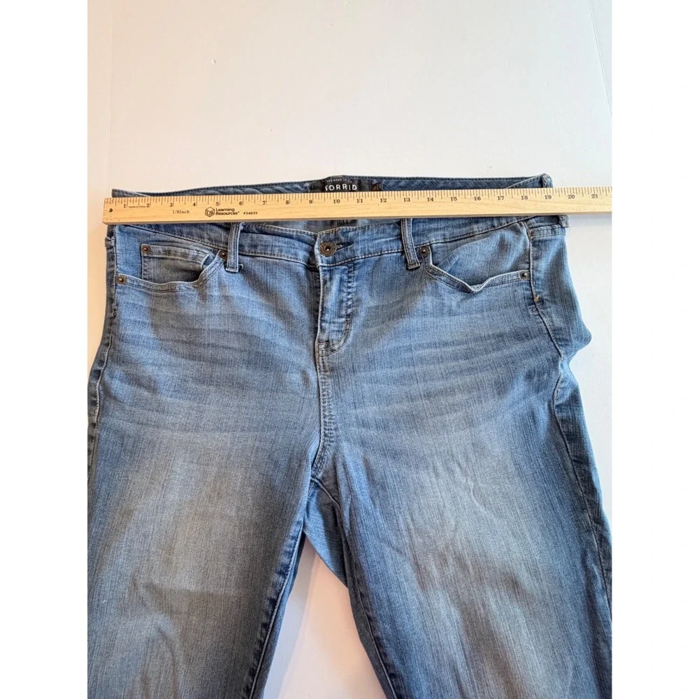 Torrid Premium Skinny Capri Womens 16 Medium Wash Frayed Raw Hem Mid Rise Blue - Picture 4 of 6